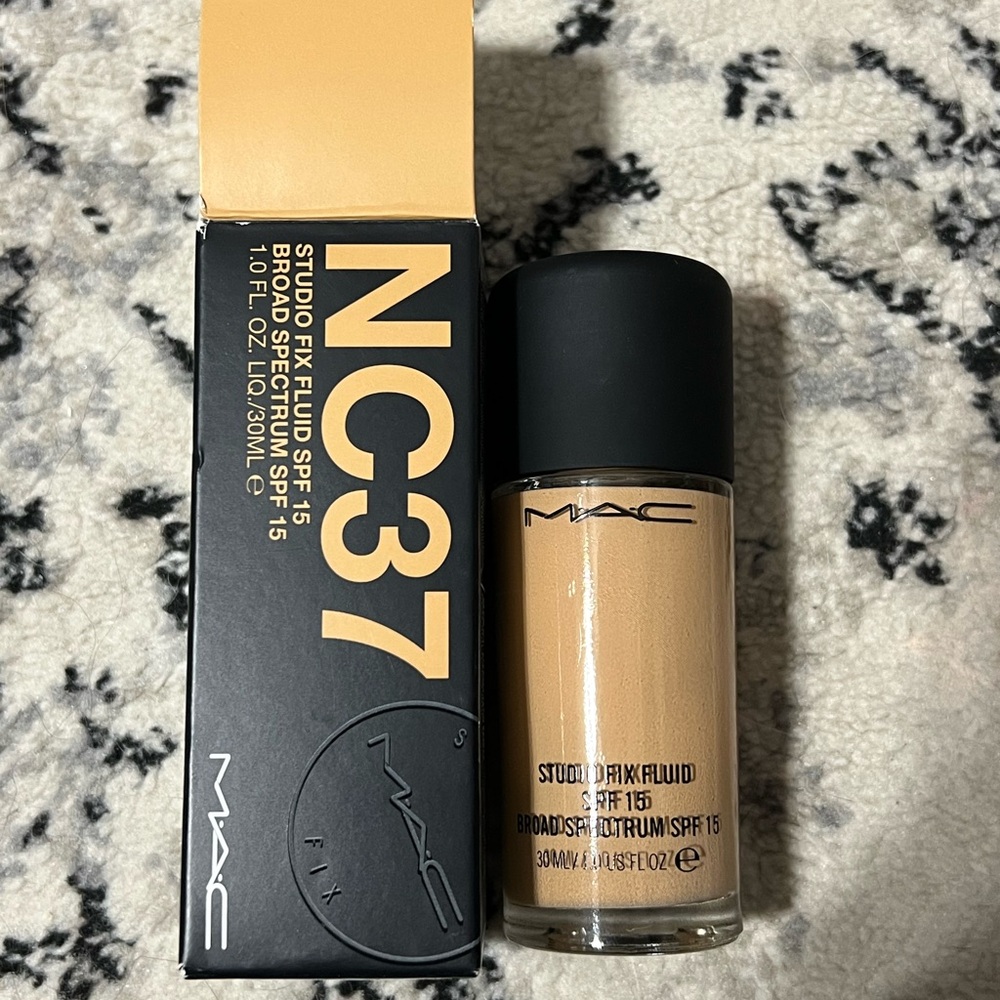 MAC Studio Fix Fluid Foundation NC37
